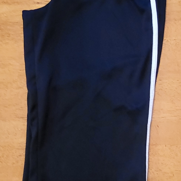 NIKE FIT DRY Capri Athletic Pants. Black w/white stripe. SZ M 8-10 - Picture 3 of 3